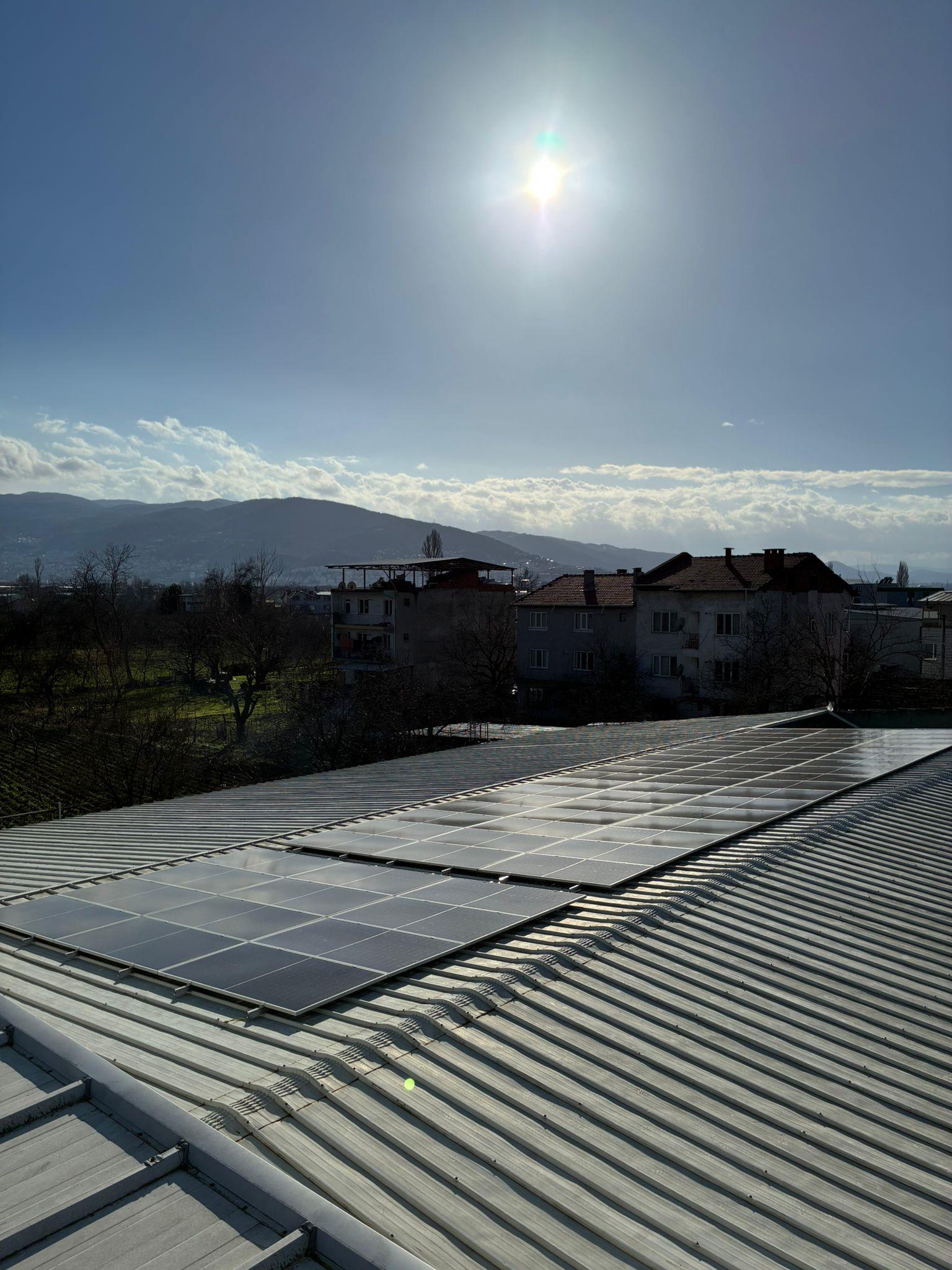 Güneş Altında Panel Dizilimi
